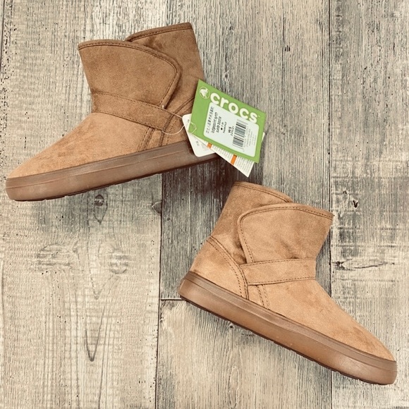 CROCS Lodgepoint hazelnut tan vegan suede booties size 6 NIB - Picture 1 of 4